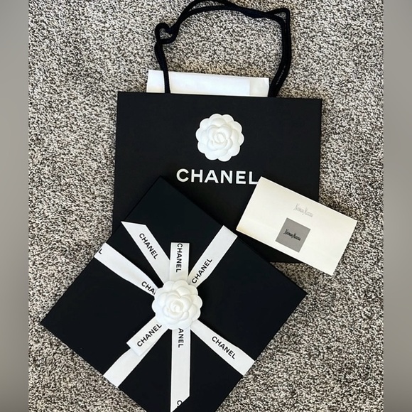 CHANEL 24B Black & White Cashmere Logo Beanie Hat NEW in Box with Tags & RECEIPT - Picture 10 of 10